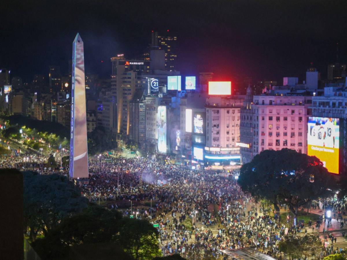 Argentinos salen a las calles a agradecer a su selección pese a la derrota ante España