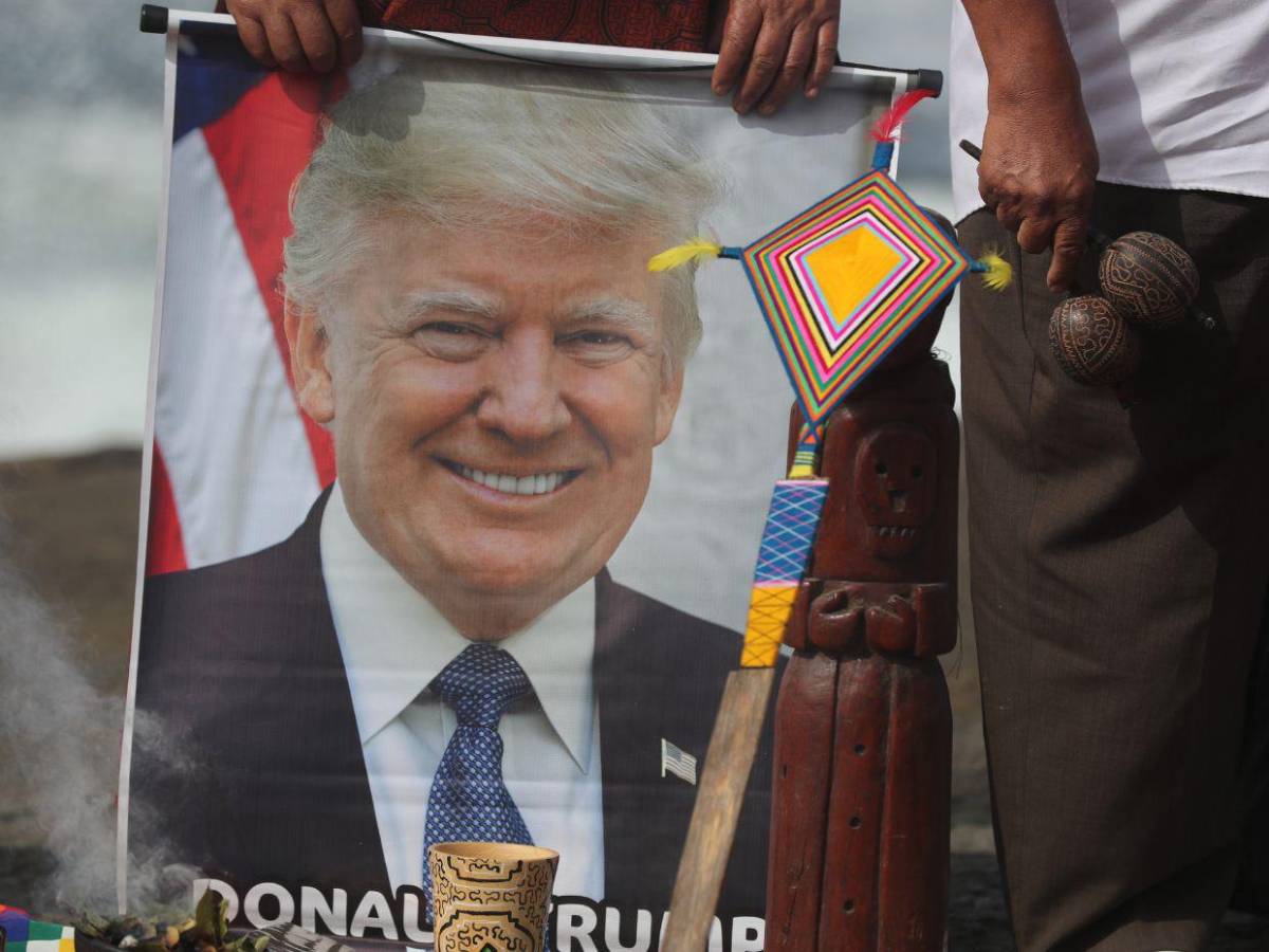 Chamanes y curanderos en Perú realizan ritual de fin de año y predicen para 2026