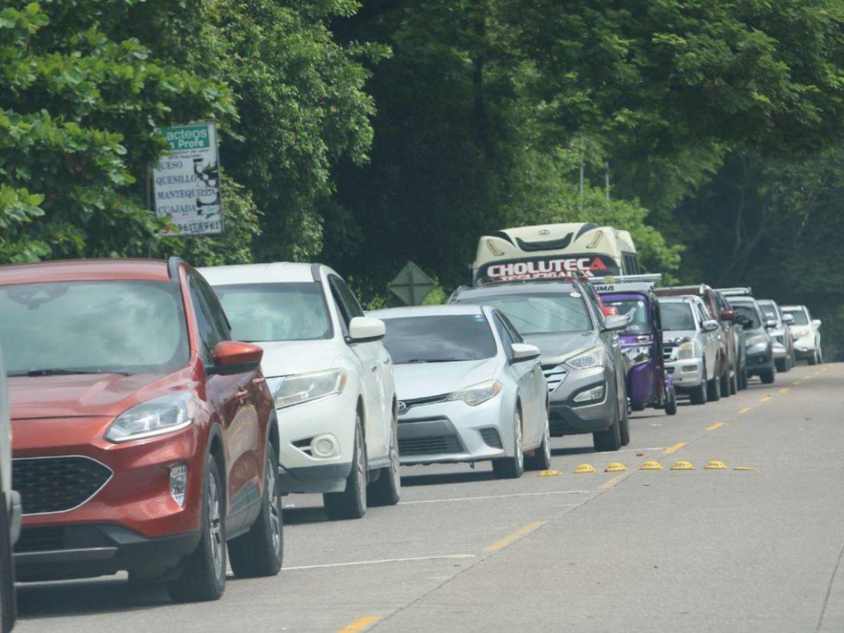En larga caravana y bajo lluvia: así retornan capitalinos por carretera al sur