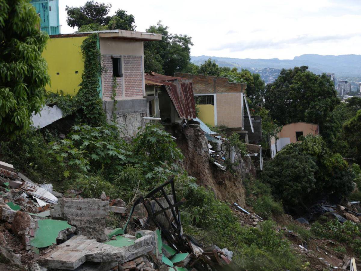 Con miedo y sin dormir:  Familias de la Guillén temen nuevos derrumbes en la zona cero