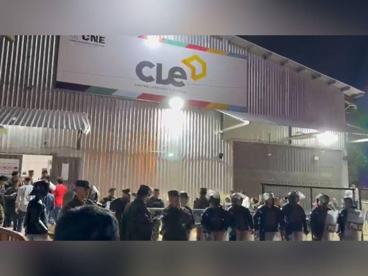 Voto por voto: tensión en las afueras del CLE en el Infop por retraso en recuento electoral