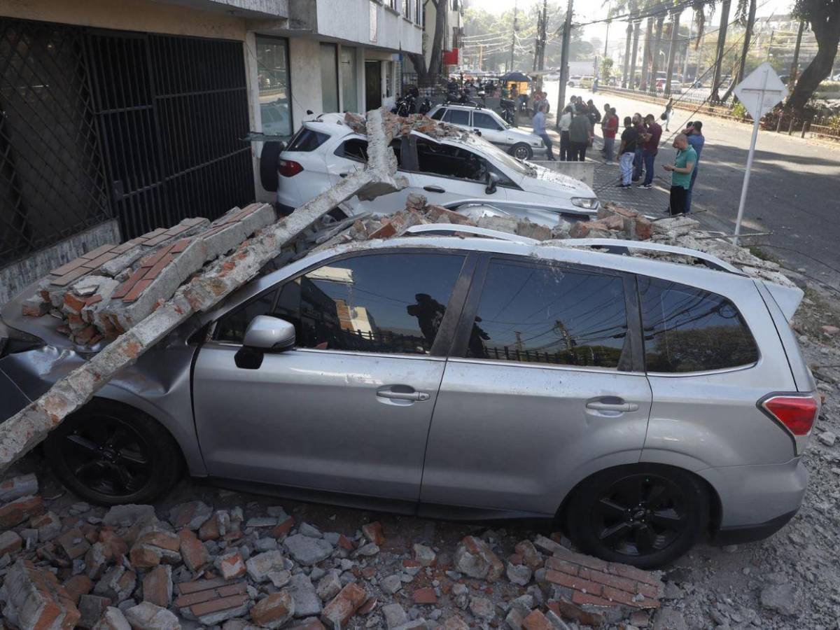 Varios muertos, personas atrapadas y edificios colapsados tras terremoto de 7.4 en Colombia
