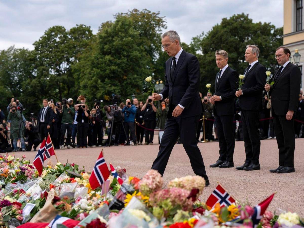 Flores, velas y cartas: con tristeza, Noruega despide al rey Harald V, “el abuelo de todos”