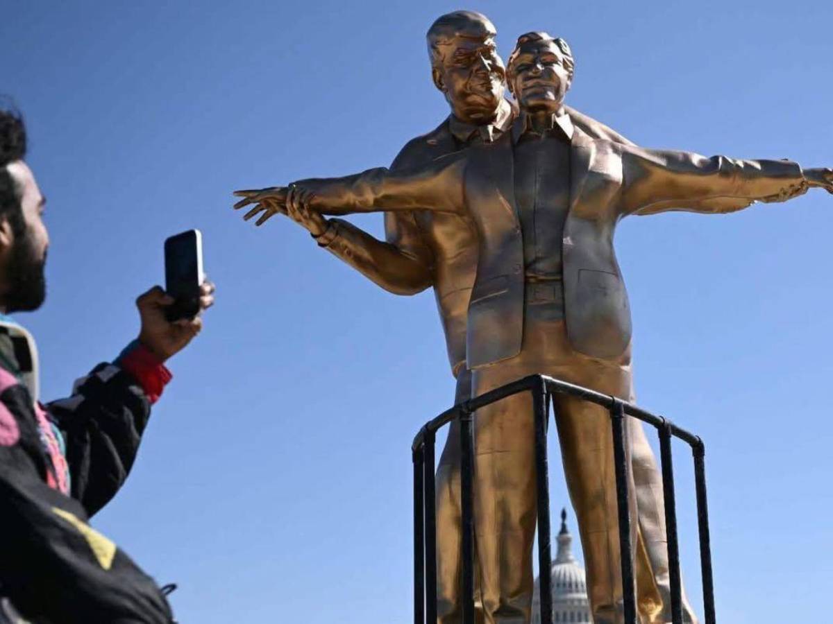 Estatua de Trump y Epstein imitando escena de Titanic se vuelve viral