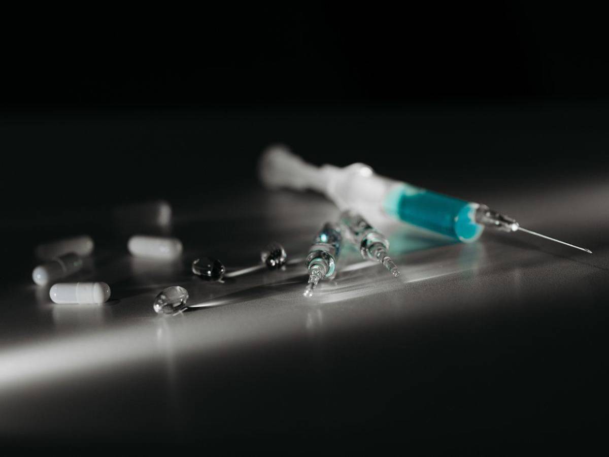 Abusaba de ella mientras la grababa: detienen a hombre por drogar a esposa durante 10 años