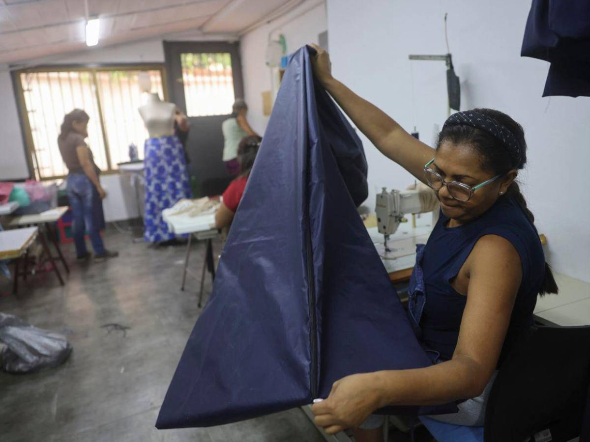 Estefanía Sánchez, la diseñadora que confecciona bolsas mortuorias para las víctimas del terremoto en Venezuela