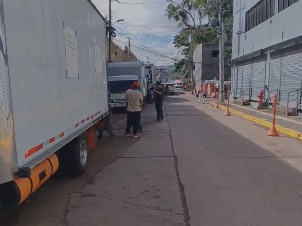 Conductores y dueños de camiones protestan frente al CNE por deuda de L 67 millones