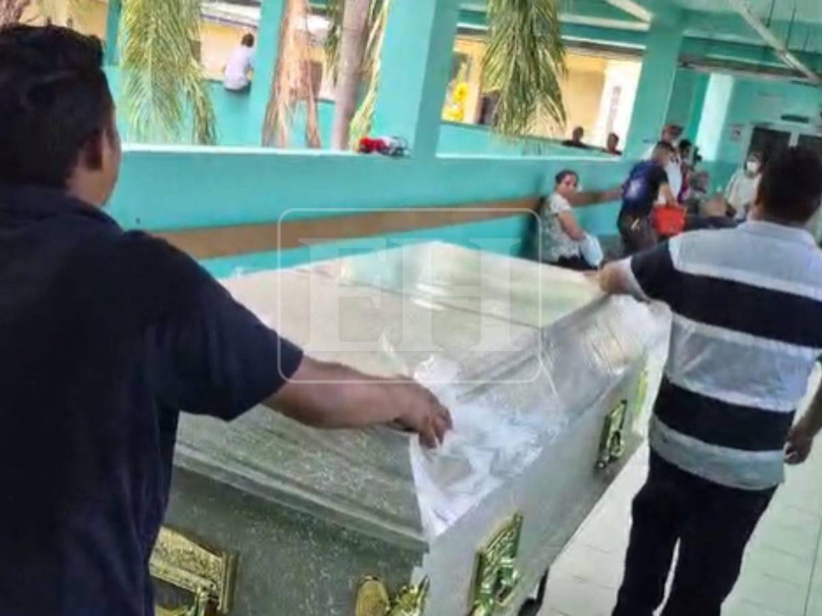 Con equipo de bomberos sacan el féretro de Nasser Hilsaca; murió pesando más de 630 libras