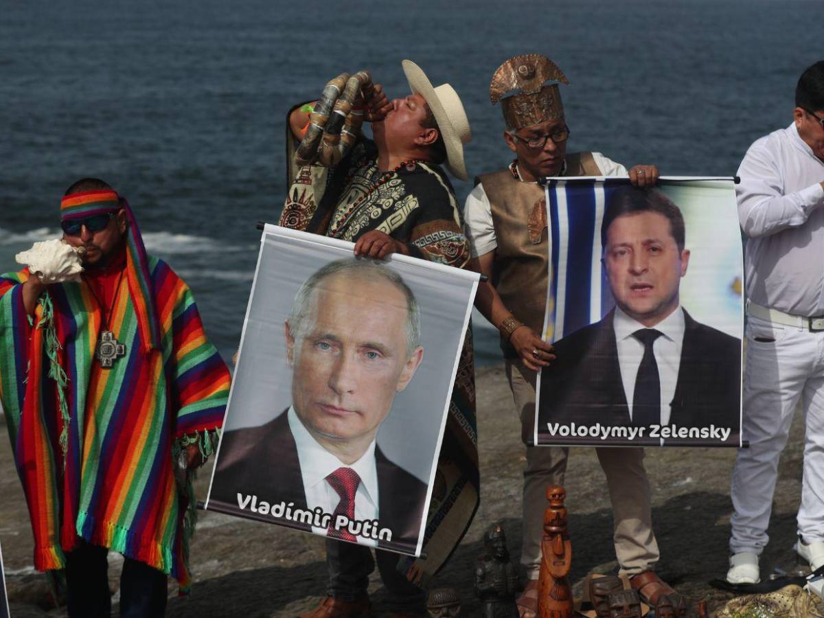 Chamanes y curanderos en Perú realizan ritual de fin de año y predicen para 2026