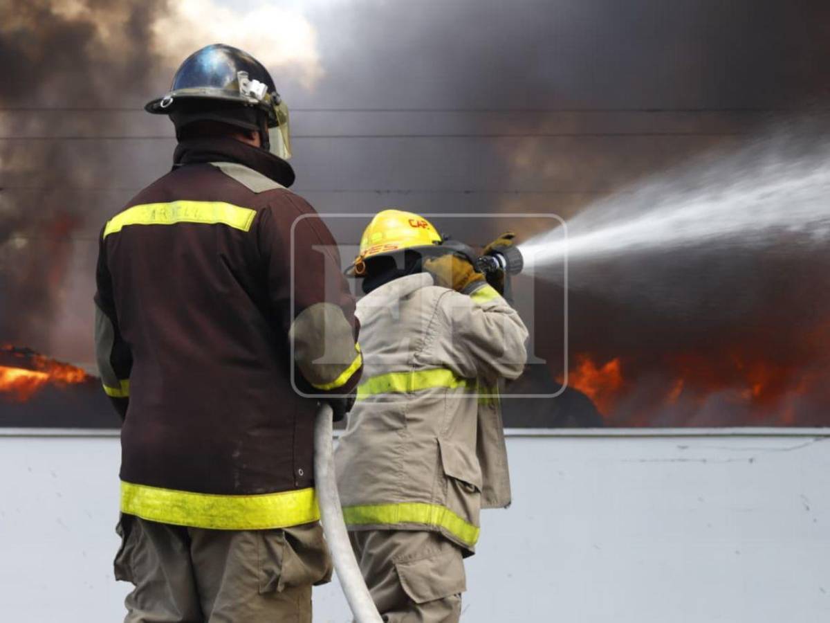 FOTOS: Voraz incendio consume empresa de madera en Choloma; bomberos luchan por apagarlo