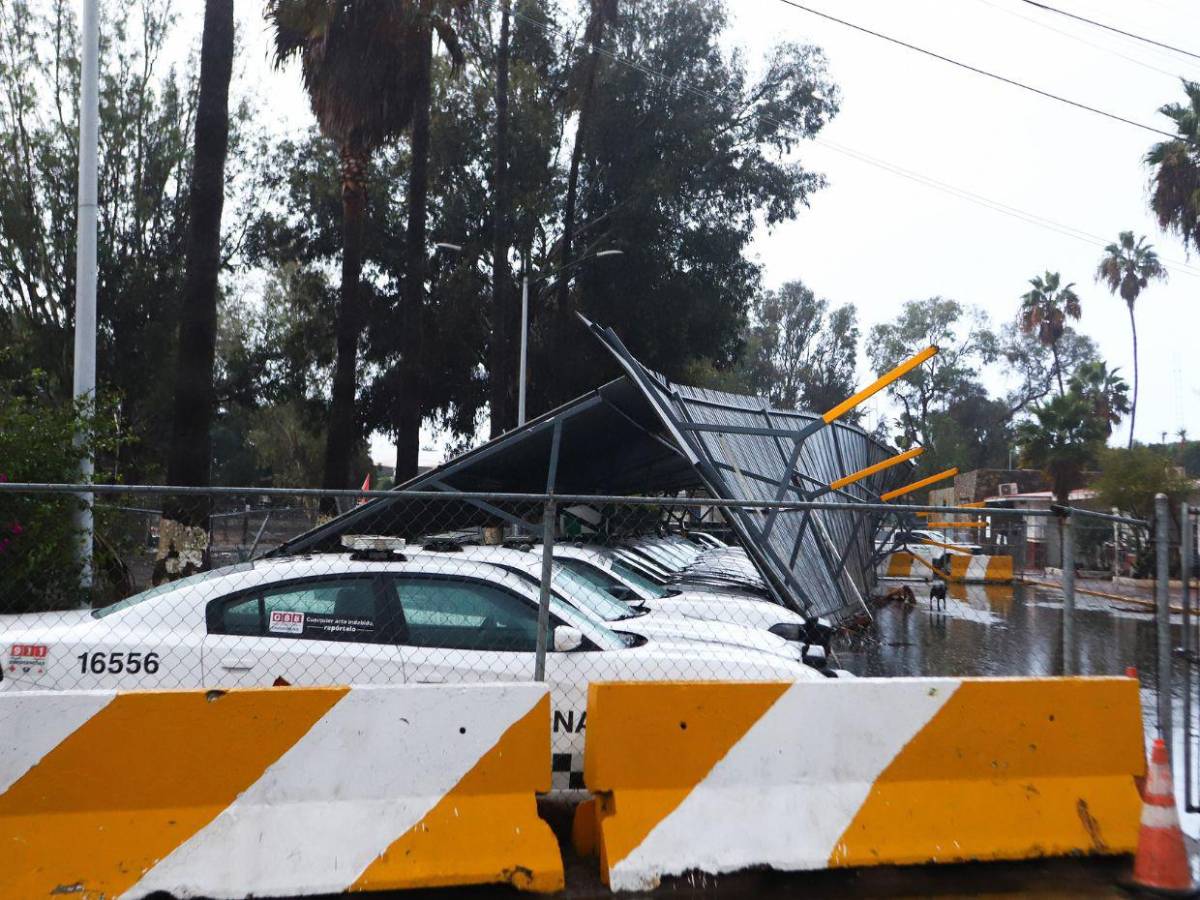 Ciclón Rachel azota Baja California con lluvias y continúa su avance hacia EE UU