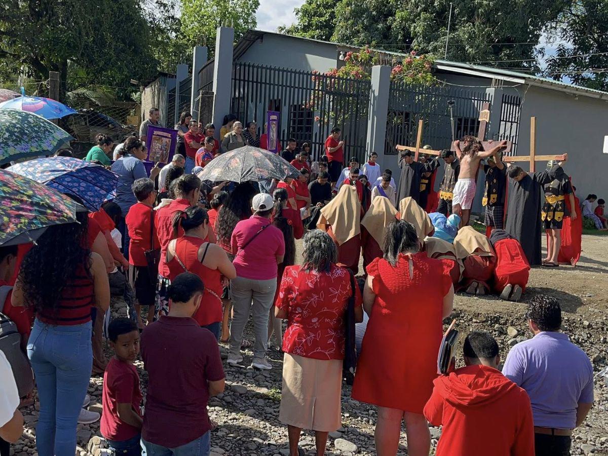 El camino de Jesús hacia la cruz: así se vive el viacrucis en Sabá, Colón