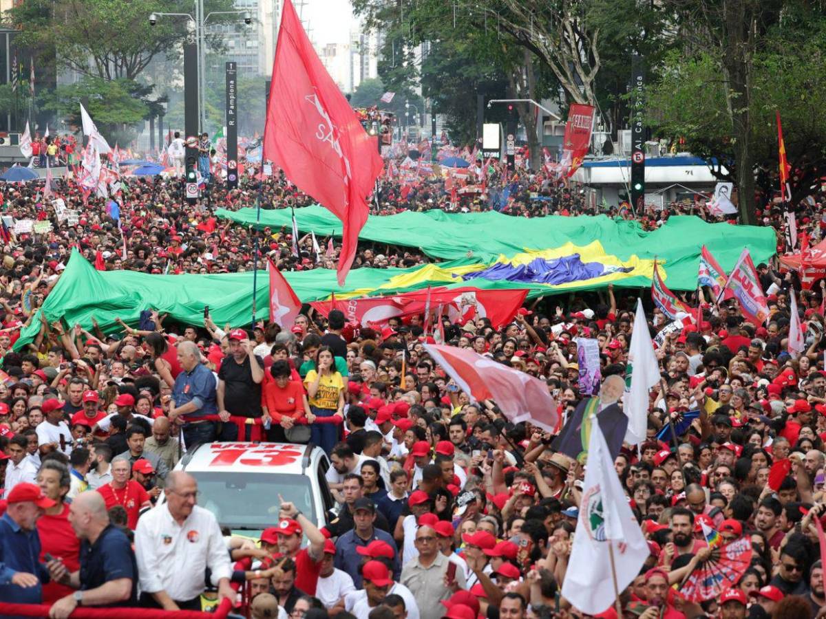 A un día de las elecciones de Brasil: fin de campaña multitudinario y empate en encuestas