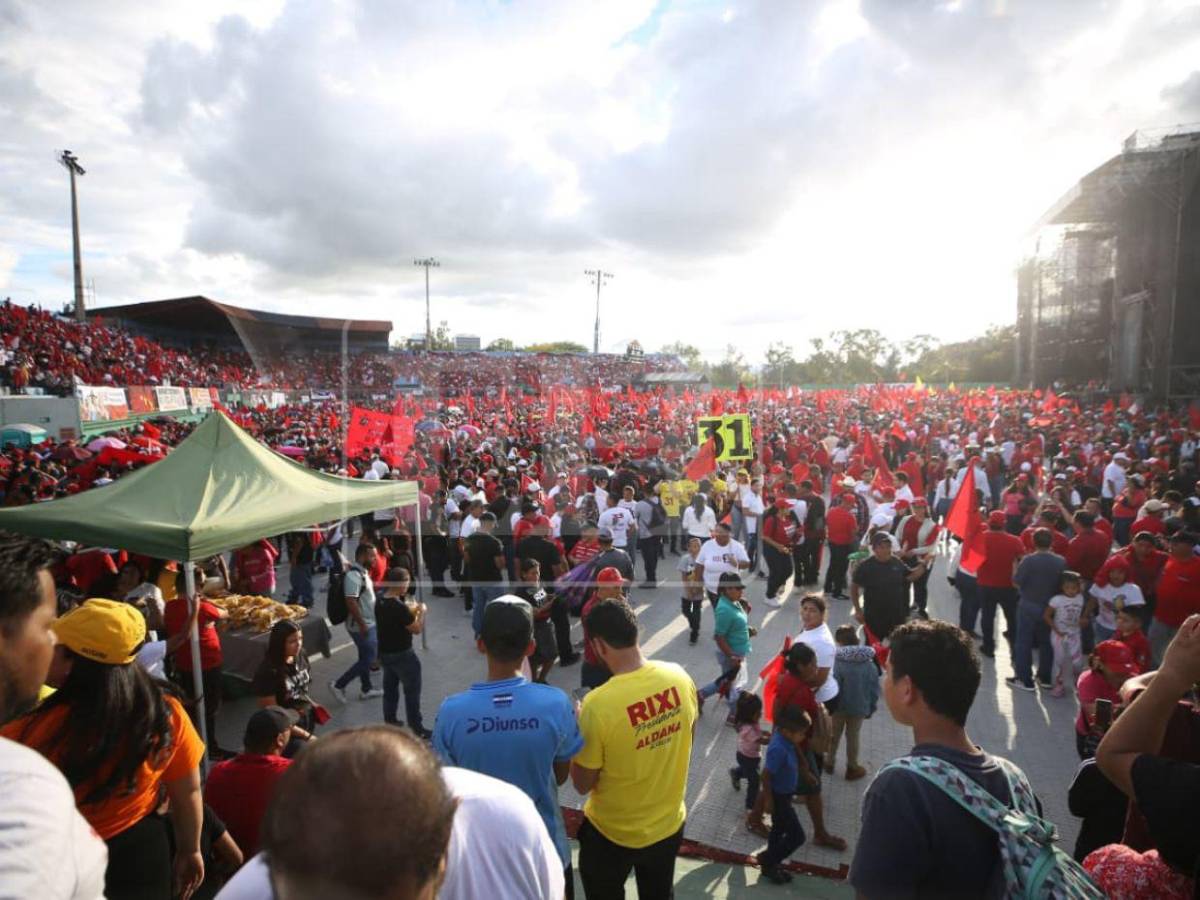 Con pancartas bipartidismo no volverá, colectivos de Libre recibieron a Rixi Moncada en la capital