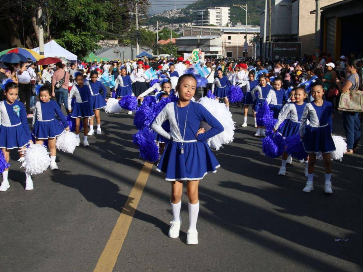 Fauna, próceres, palillonas y más: escuelas conmemoran el 204 aniversario de independencia