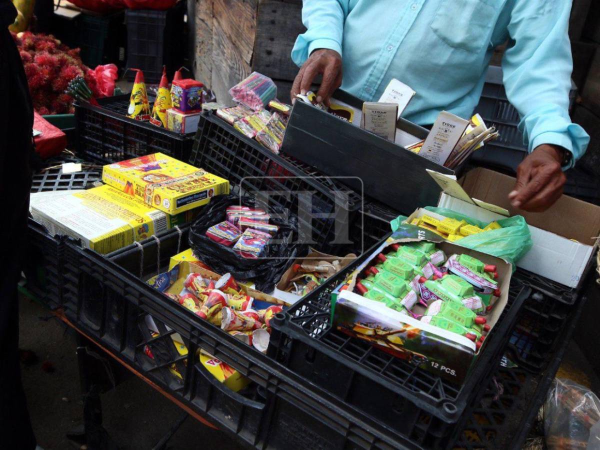 Pólvora, juguetes y adornos: hondureños comienzan a visitar los mercados por las fiestas de fin de año