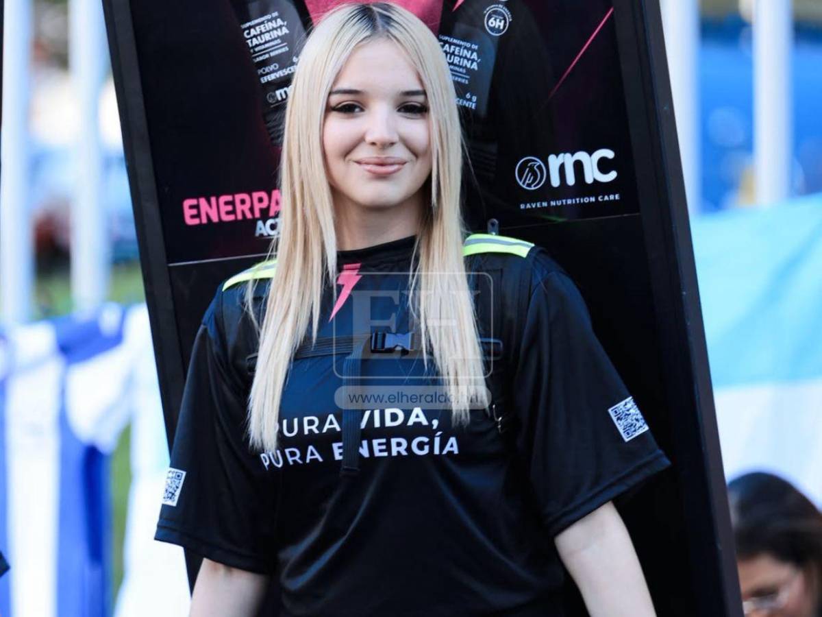 Chicas hermosas iluminan el partido entre Costa Rica y Honduras