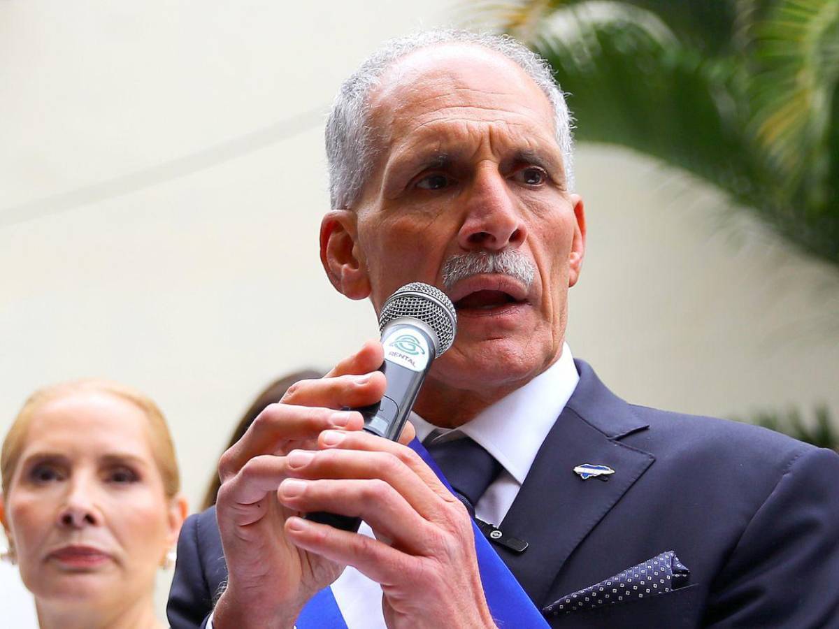 ¿Quién le impuso la banda presidencial a Nasry Asfura en su toma de posesión?