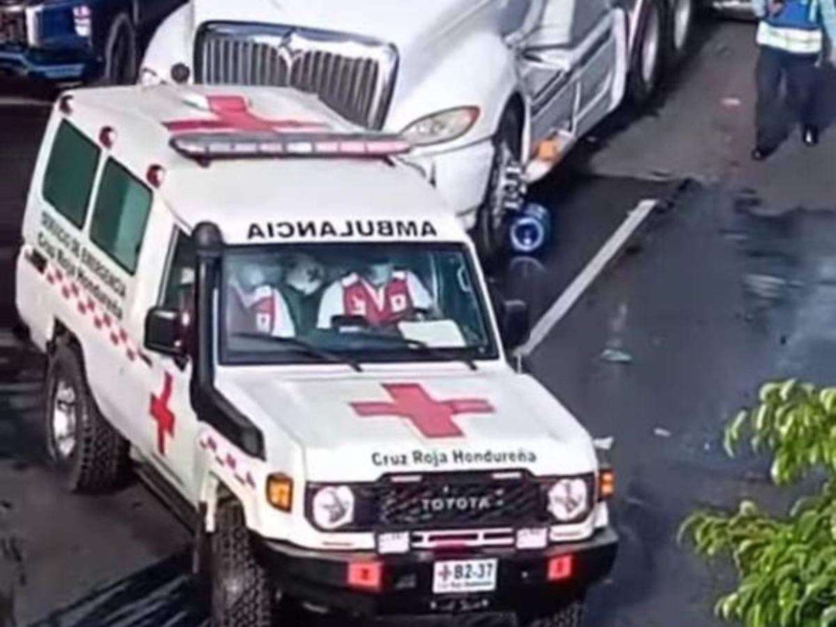 Así quedó un turismo atrapado bajo camión en bulevar Fuerzas Armadas