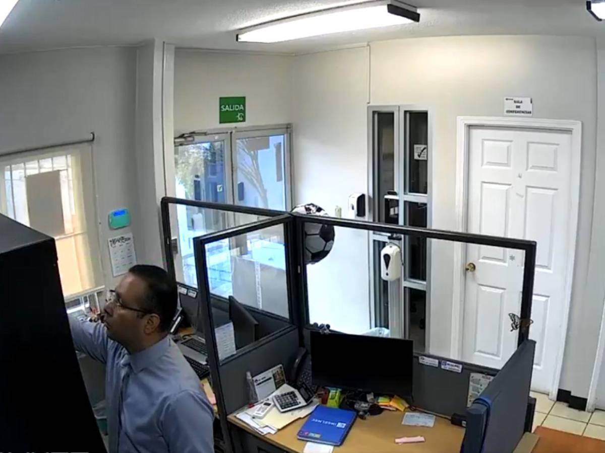 Cámaras de seguridad captan a empleados de bodega antes de colapsar cerro