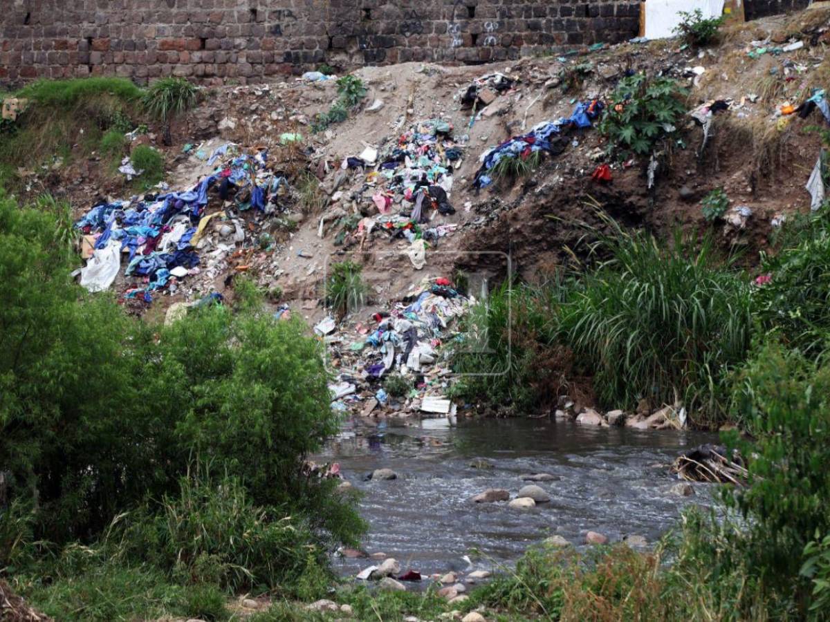 Casi a secas y lleno de basura: así luce el Río Choluteca de la capital