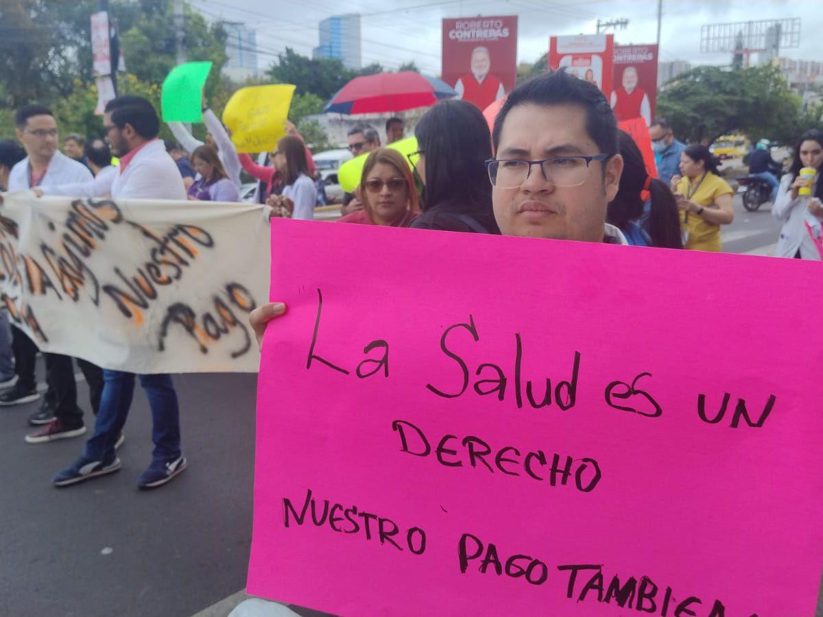 “Ni JOH se atrevió a tanto”: médicos en protestas por falta de pagos envían fuertes mensajes