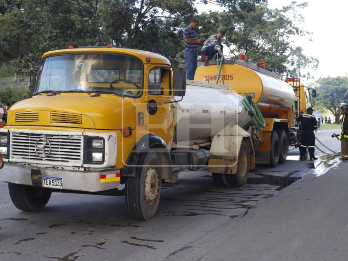FOTOS: Voraz incendio consume empresa de madera en Choloma; bomberos luchan por apagarlo