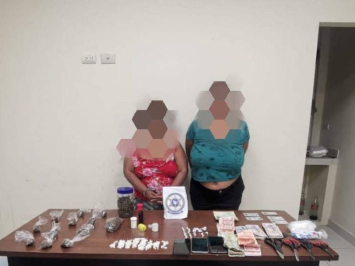 Caen dos mujeres con 400 piedras de crack y supuesta marihuana en Islas de la Bahía