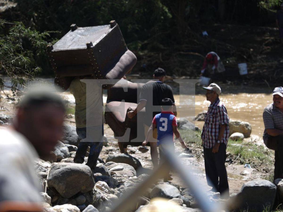 Casas inundadas y carros volcados: el caos en Río Abajo por las lluvias