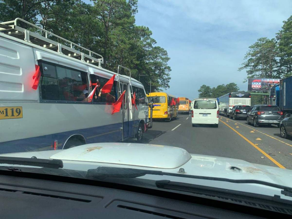 Tráfico vehicular e incendio de bus: caos previo a marcha de Libre en SPS