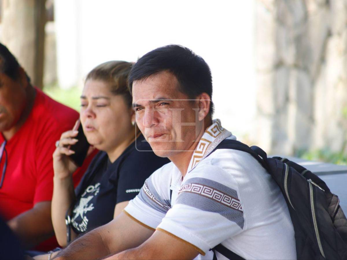 Familiares esperan restos de las víctimas de la matanza en San Manuel, Cortés
