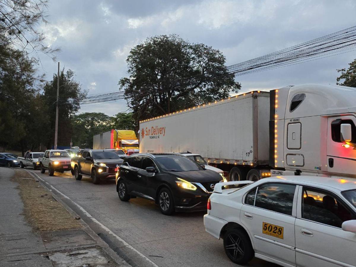 Tráfico pesado en la salida al sur atrasa el retorno de capitalinos a sus hogares