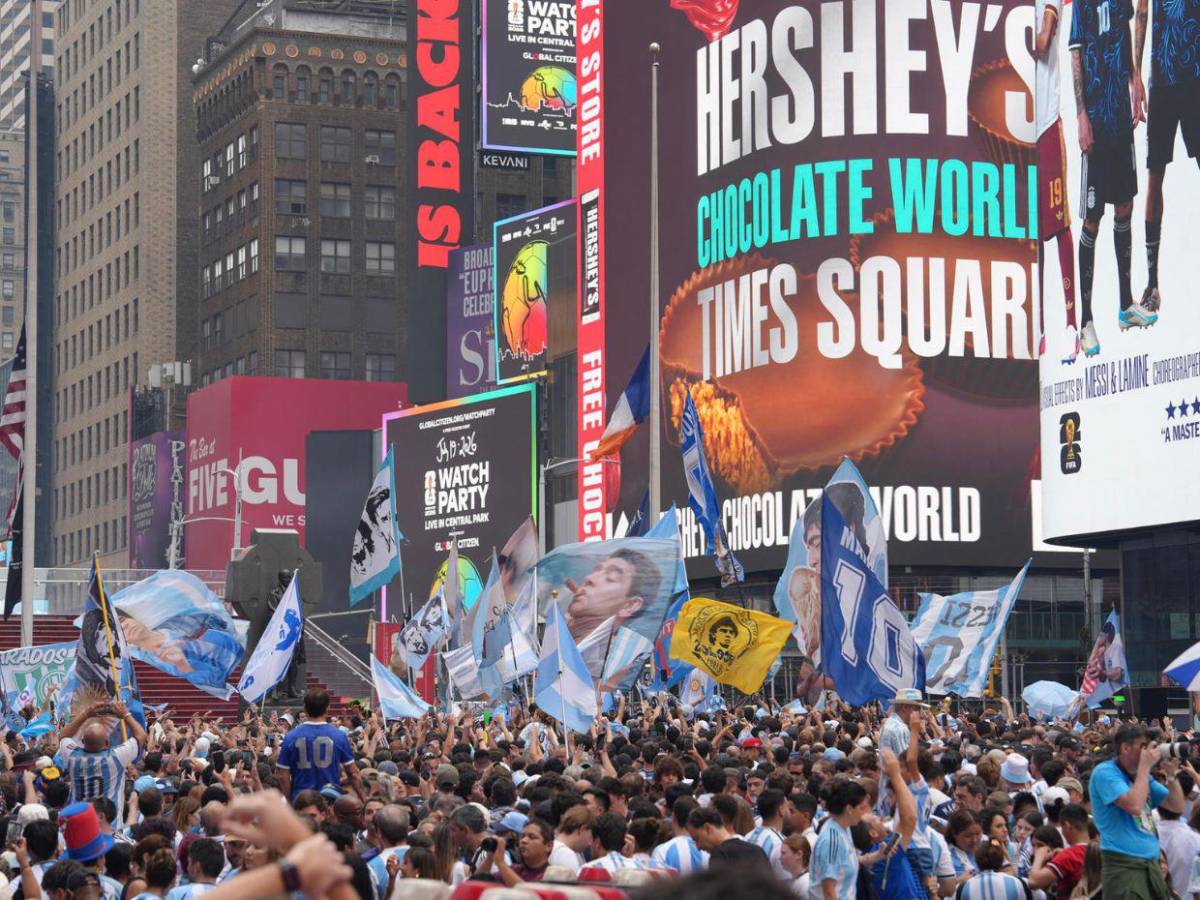 Fiebre mundialista en Nueva York: las calles viven una gran fiesta previo a la final España-Argentina