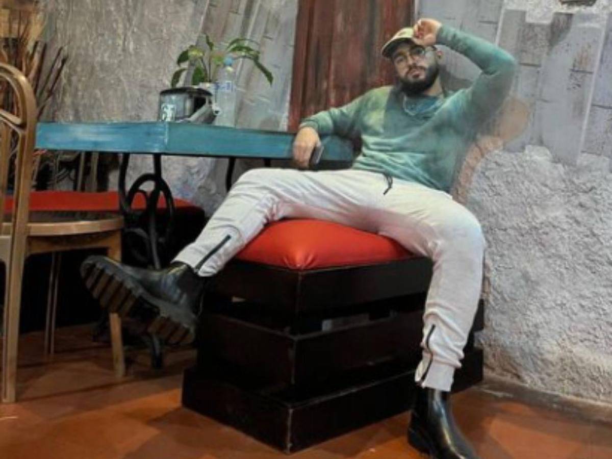 Cuando no está creando música disfruta de practicar deportes, salir con sus amigos, tocar la guitarra y disfrutar de la playa.