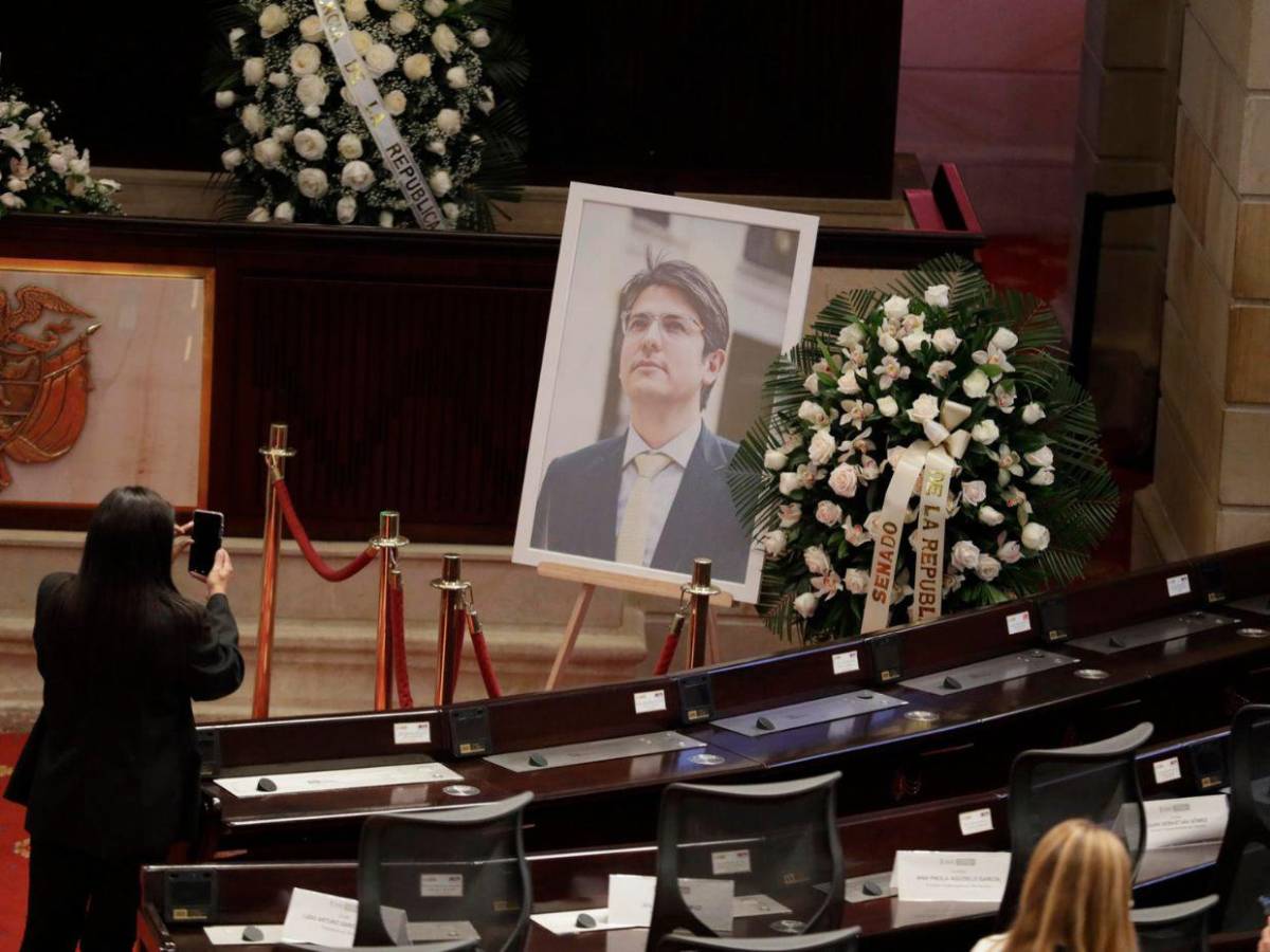 Políticos y familiares asisten al funeral de Miguel Uribe Turbay en el Congreso colombiano