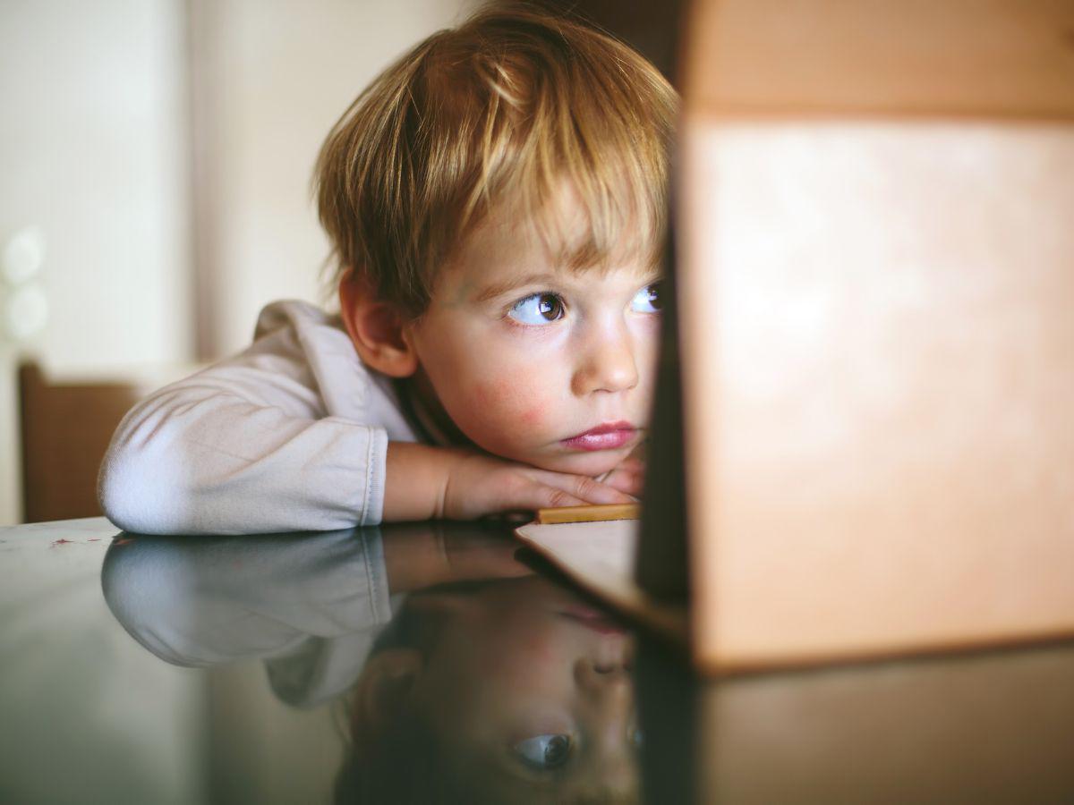 Que los niños se aburran es también un reto para los padres, que deben aprender a lidiar con la situación sin querer resolverles de inmediato.