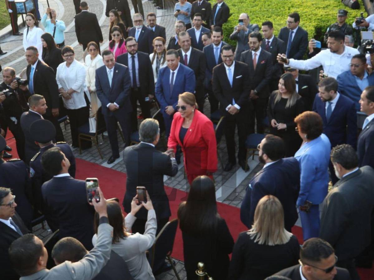 Las imágenes que dejó la ceremonia de izado de la Bandera Nacional en el Juana Laínez