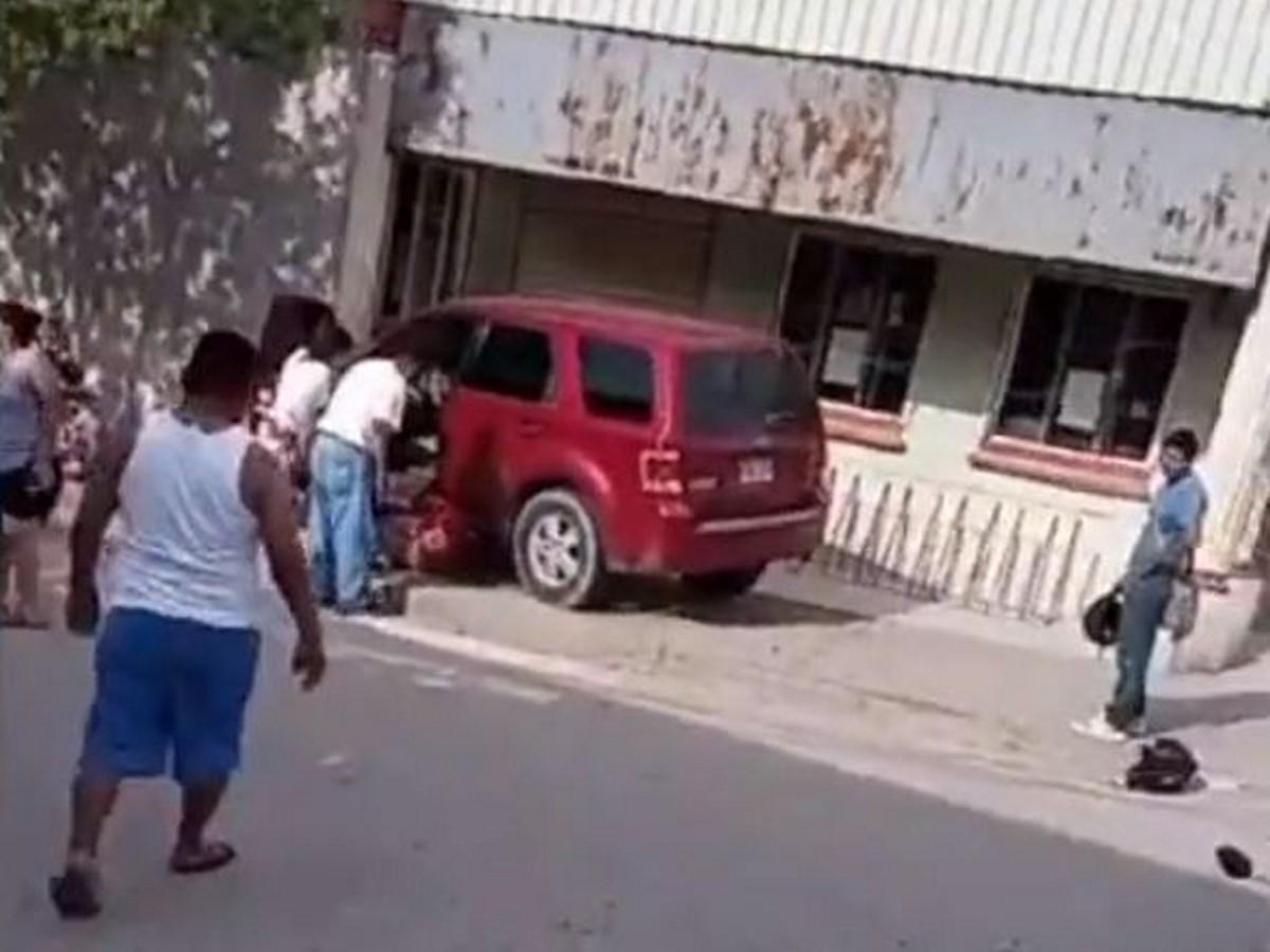 El hombre presentaba serias lesiones tras quedar bajo las llantas de la camioneta.