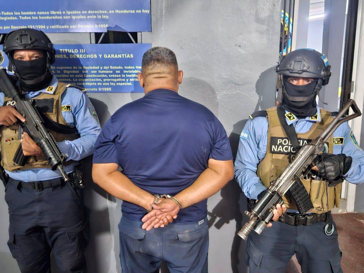 Máquinas de cortar papel y chalecos antibalas: ¿Qué hallaron en el centro de billetes falsos?