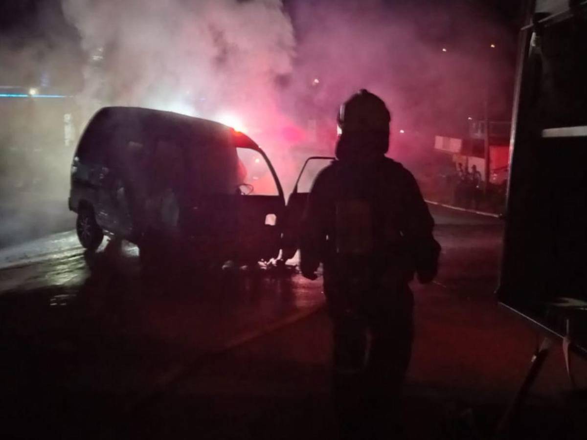 Fotos: así quedó el busito incendiado en Villa Vieja, carretera al oriente