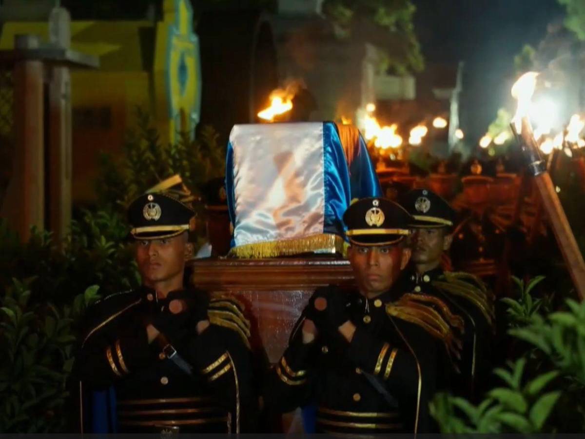 En fotos: Bukele rinde homenaje a Francisco Morazán con traslado de sus restos a un nuevo mausoleo