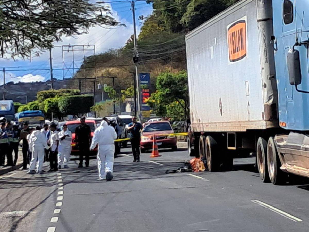 Entre las llantas de una rastra: Motociclista muere atropellado en el bulevar FF AA