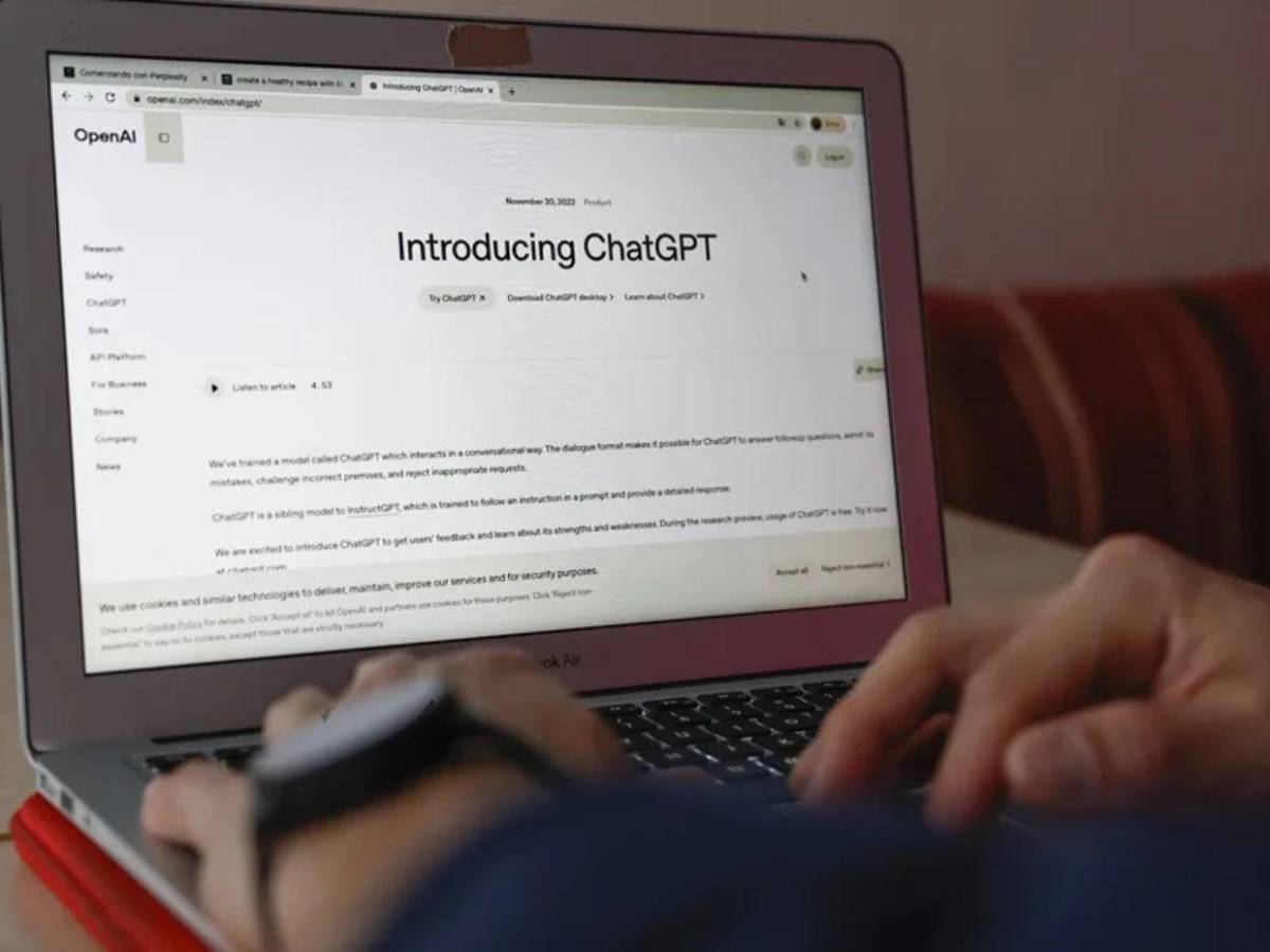 Adolescente dio a luz en su baño con ChatGPT y su novio fingió hallazgo de la bebé