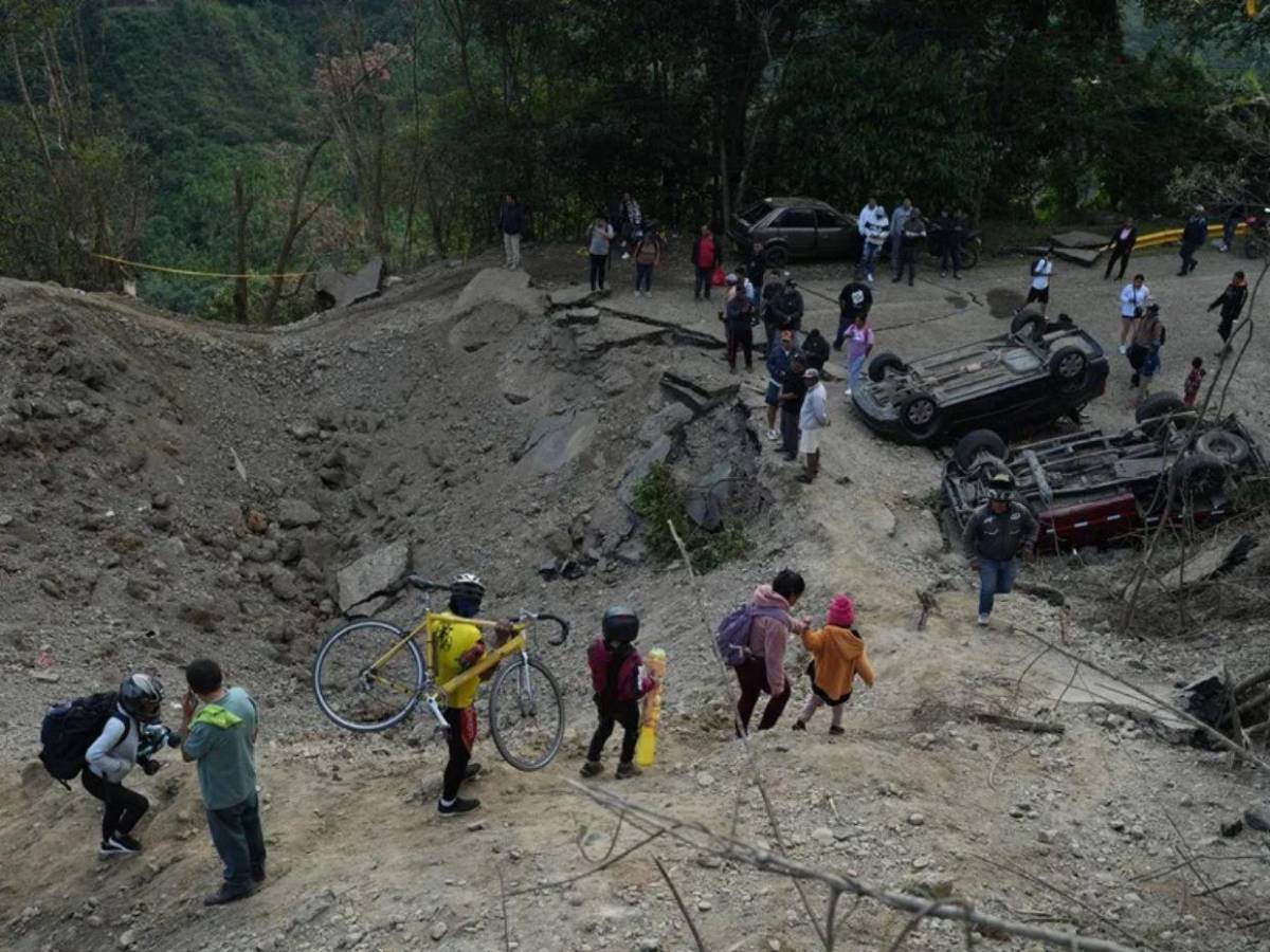Los asesinos son los narcoterroristas: 19 muertos tras ataque con bomba en la Vía Panamericana