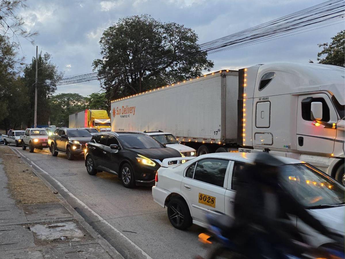 Tráfico pesado en la salida al sur atrasa el retorno de capitalinos a sus hogares