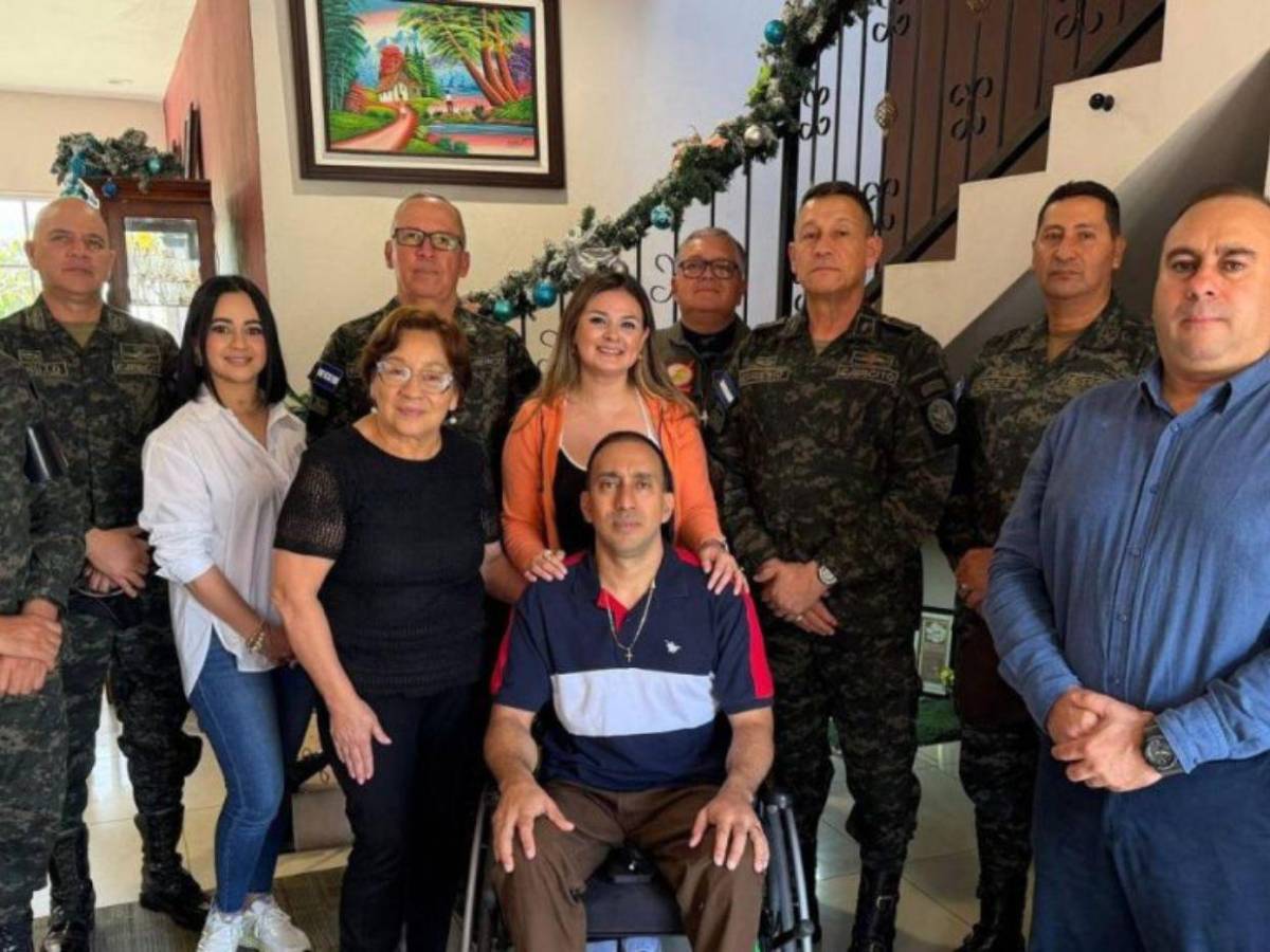 Tras caída en desfiles de 2025: el mayor David Maldonado vuelve a caminar