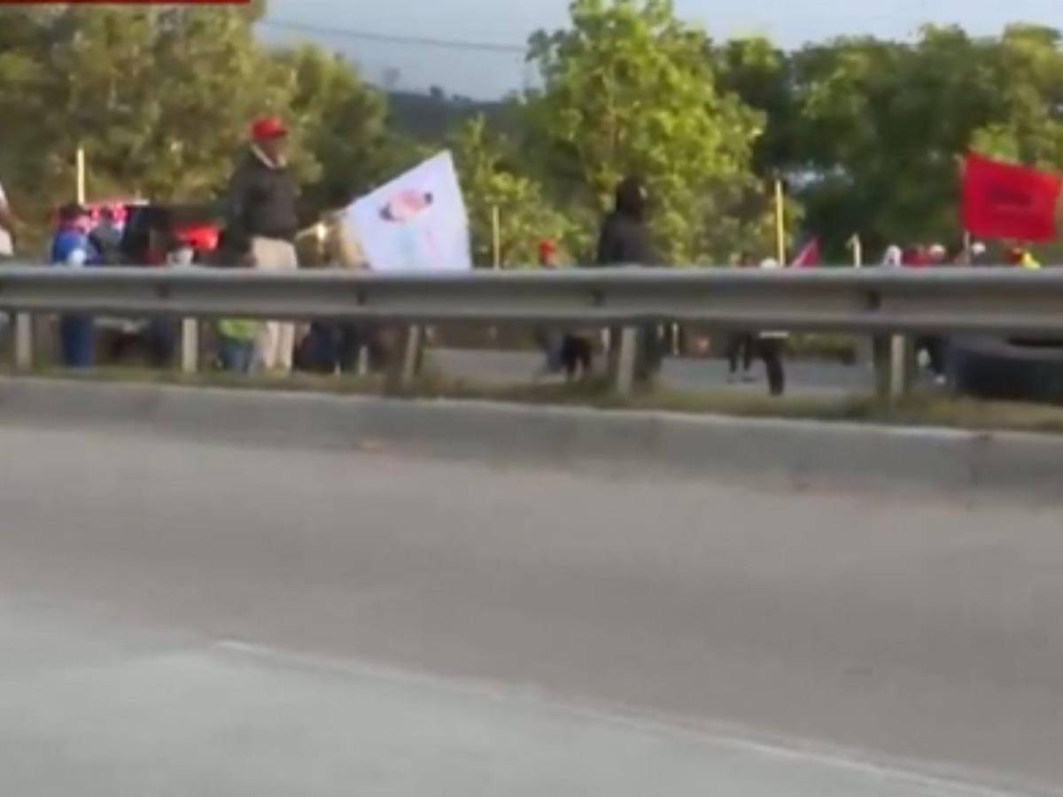 Tras quema de llantas, despejan la CA-5: imágenes que dejó la toma de militantes de Libre