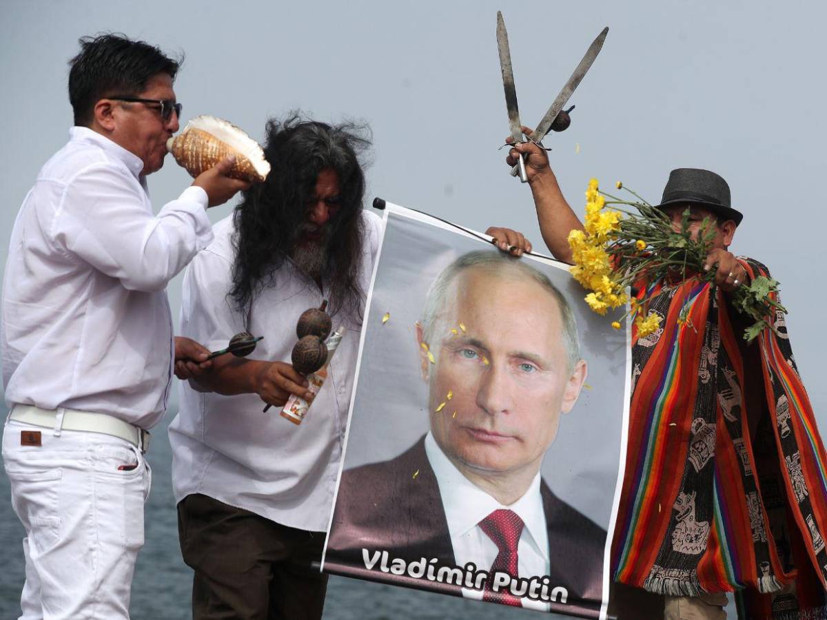 Chamanes y curanderos en Perú realizan ritual de fin de año y predicen para 2026