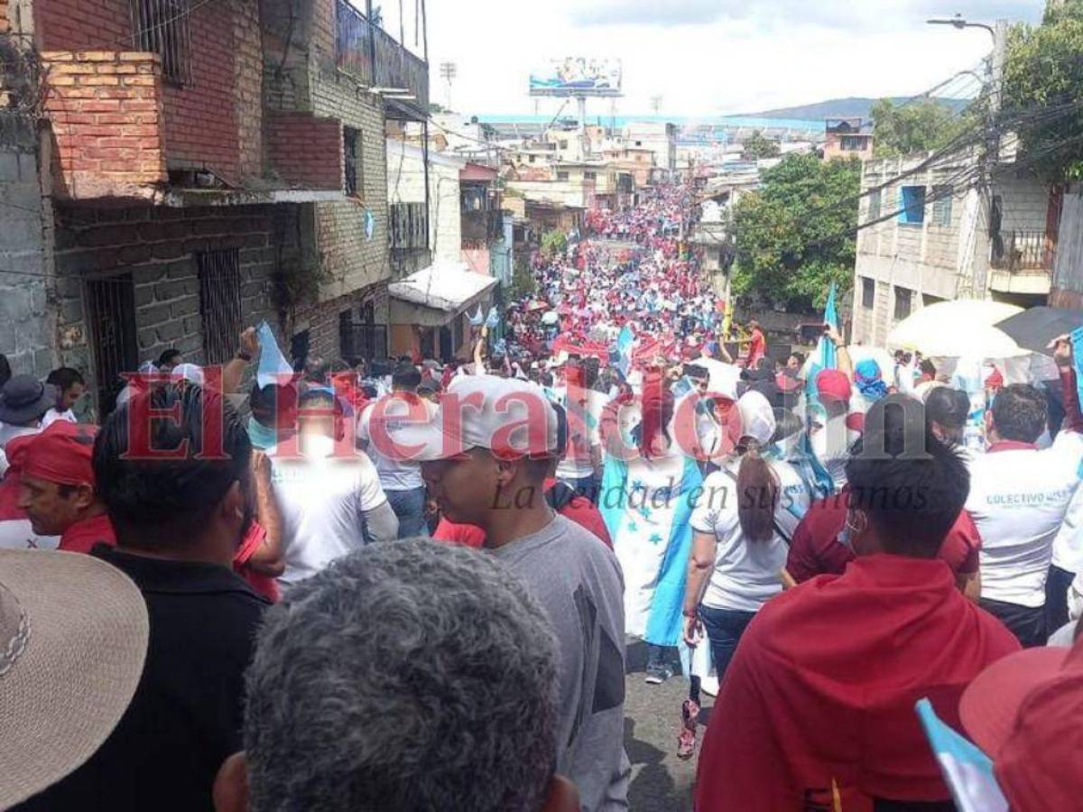 Una gran cantidad de personas acompañó al expresidente en la movilización.