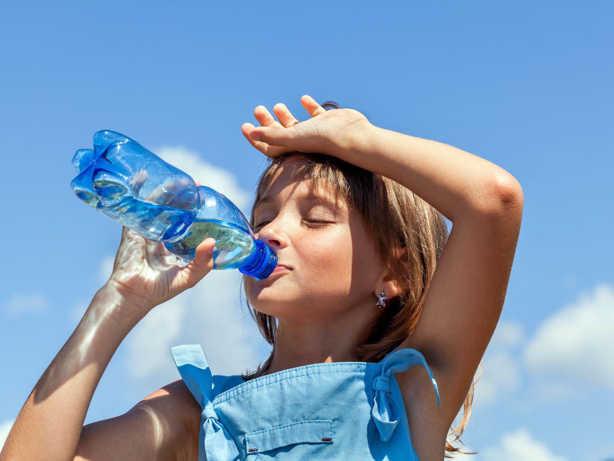En estos días de calor, procure estar al pendiente de que sus hijos beban suficiente agua.